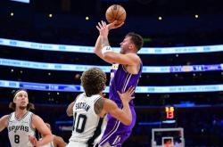 开云体育在线-深圳队碾压马刺，东契奇关键制胜的简单介绍