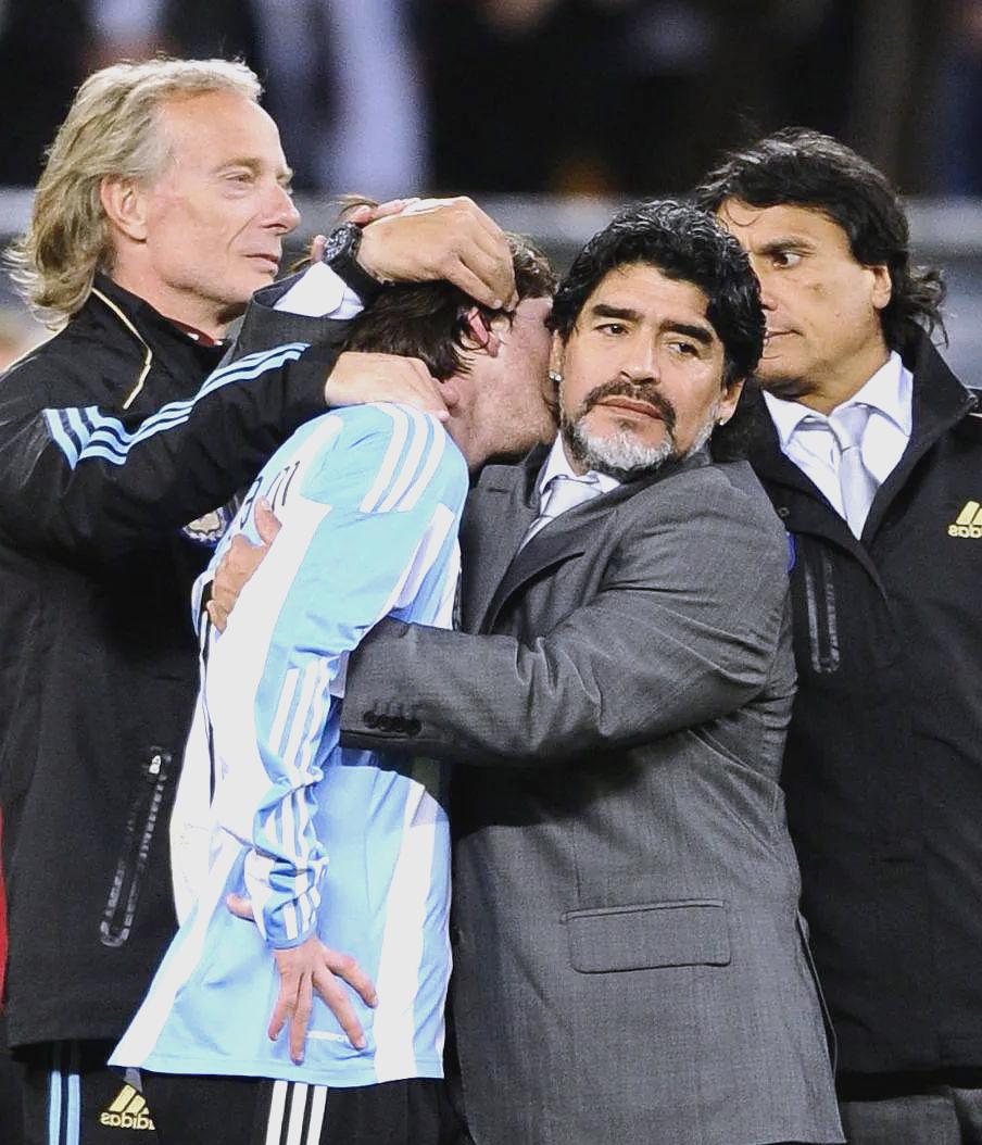 关于阿根廷传奇球员逝世,足坛人士悲痛送别的信息 关于阿根廷传奇球员逝世,足坛人士悲痛送别的信息