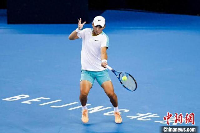 日本网球队轻取世界网球队,西西帕斯送出助攻的简单介绍 日本网球队轻取世界网球队,西西帕斯送出助攻的简单介绍