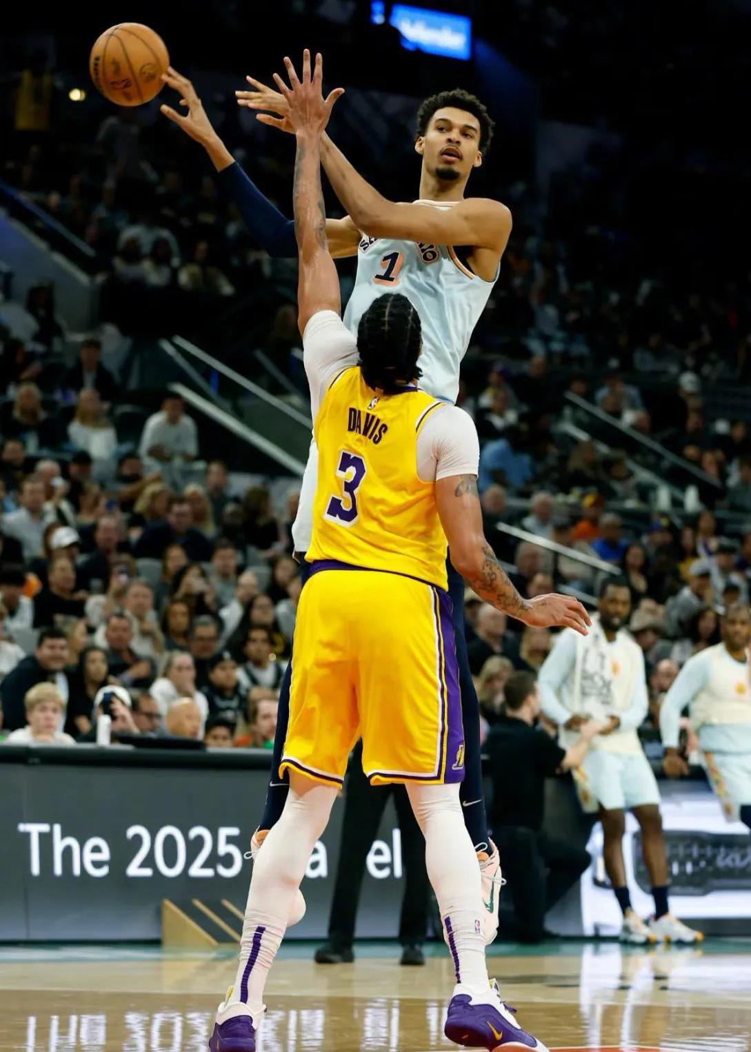 马刺强势雷霆,莫里斯打破历史纪录 马刺强势雷霆,莫里斯打破历史纪录