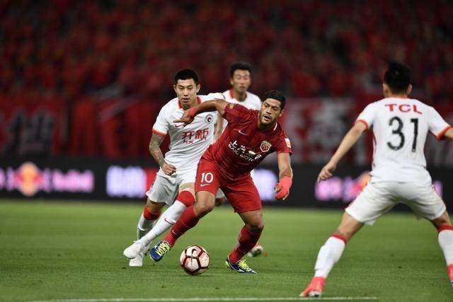 争分夺秒:上海上港逼平广州恒大,积分榜紧咬的简单介绍 争分夺秒:上海上港逼平广州恒大,积分榜紧咬的简单介绍