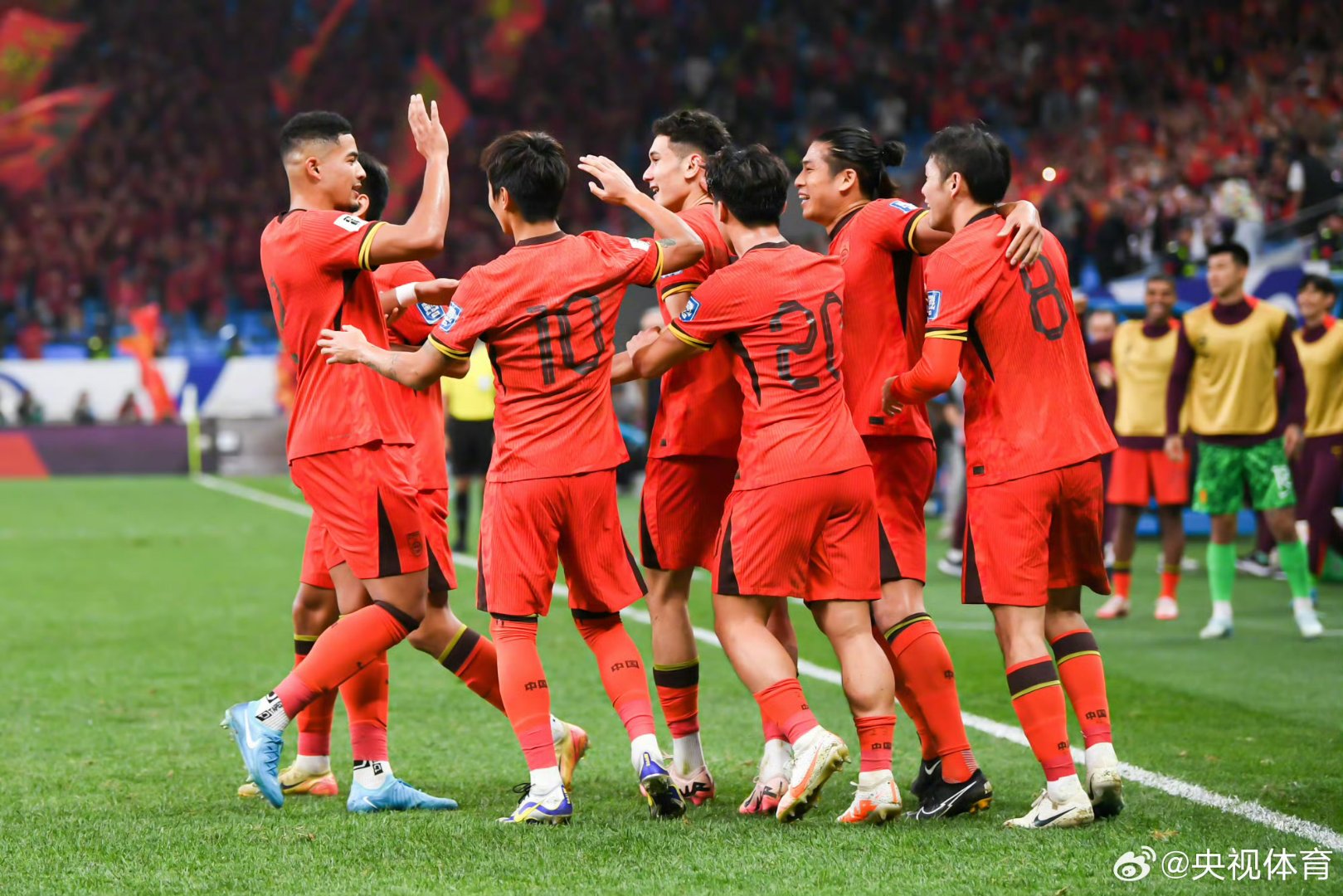 激烈比拼：国内足球联赛双方展开大战的简单介绍