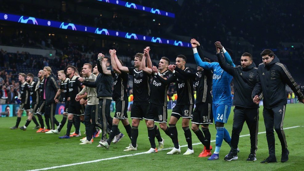 关于阿贾克斯横扫AC米兰荷兰人的浪漫欧冠之旅的信息