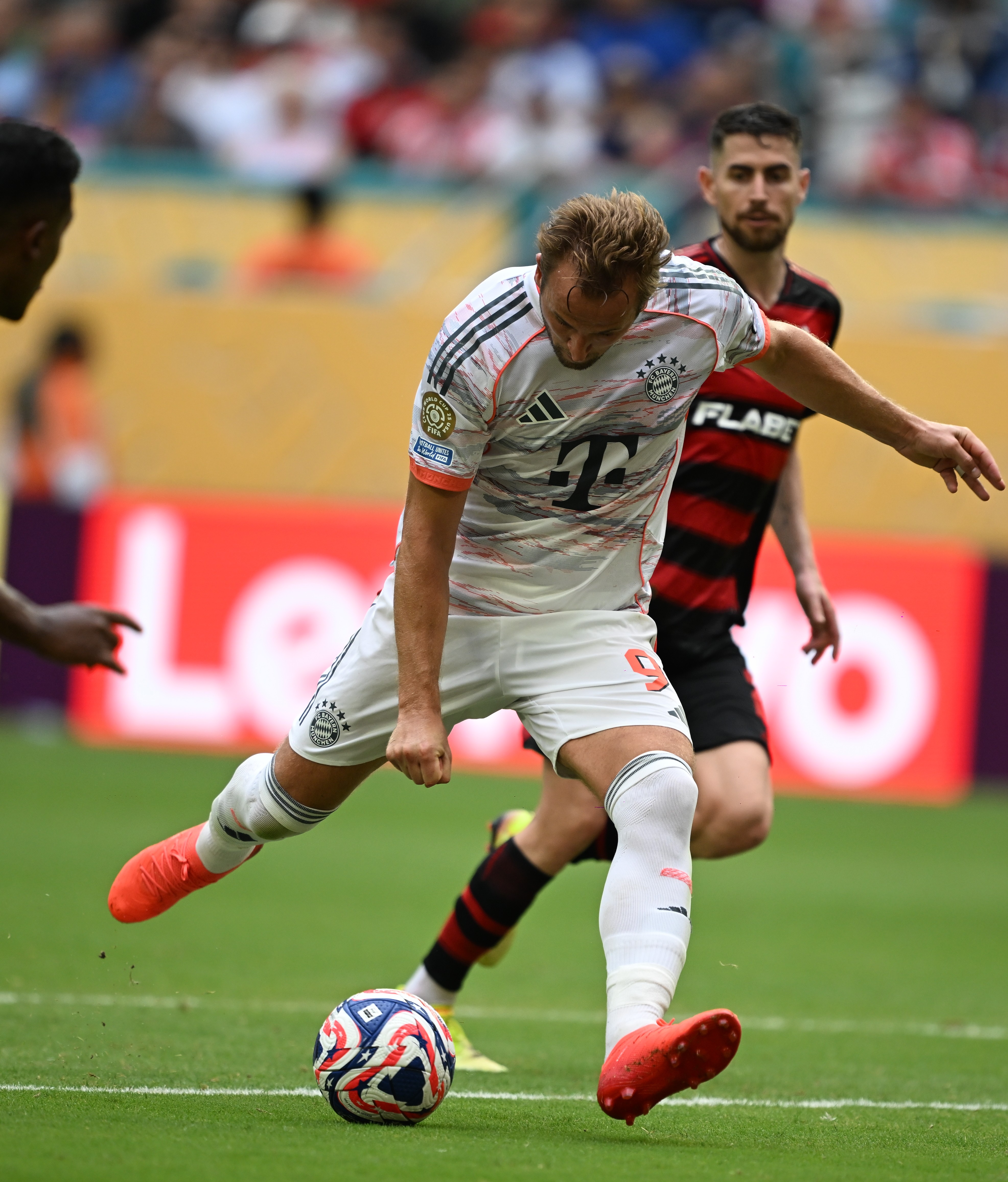 拜仁慕尼黑完胜敌人，晋级欧冠八强