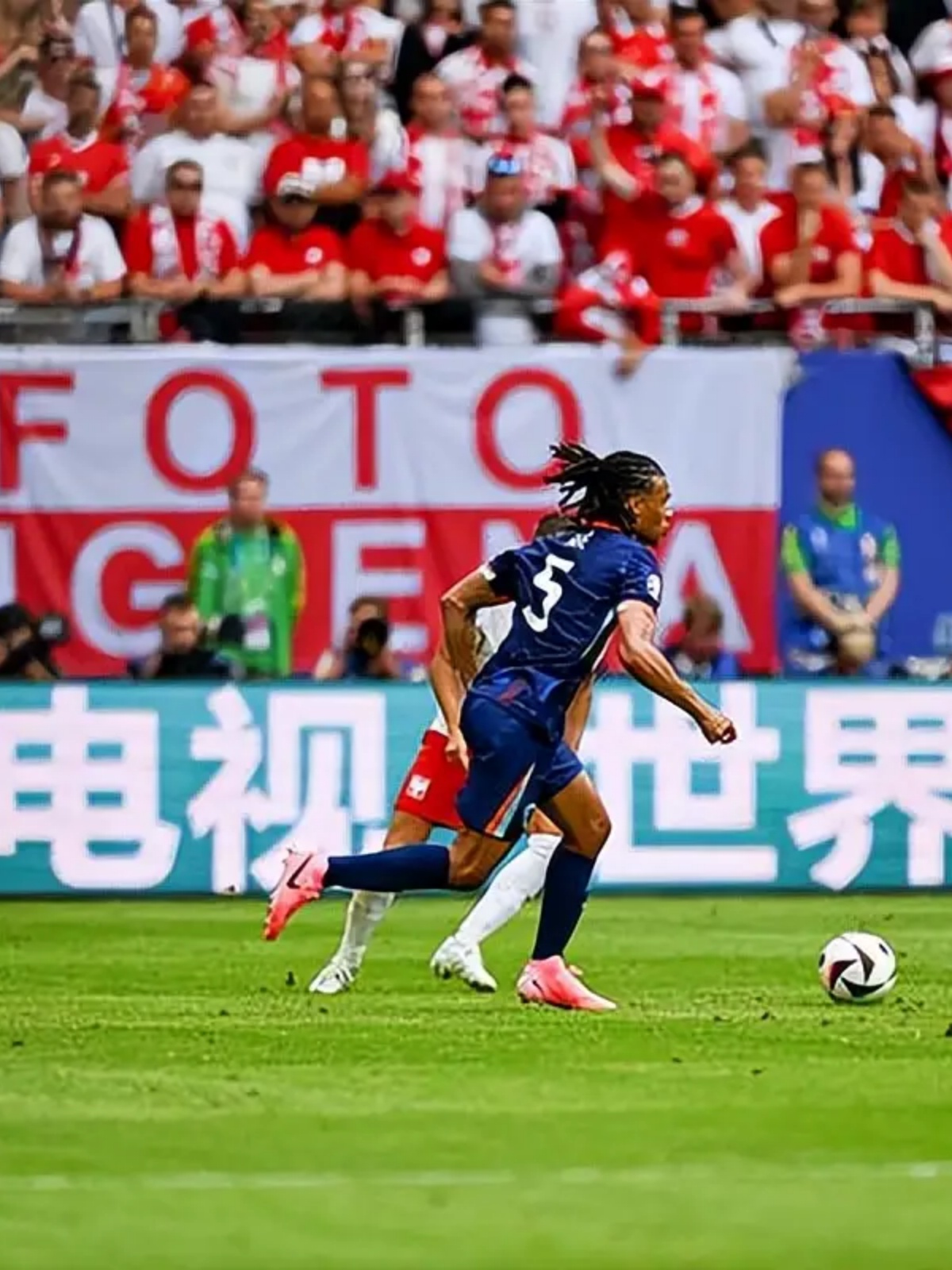 世界杯女足比赛中波兰队表现抢眼 世界杯女足比赛中波兰队表现抢眼