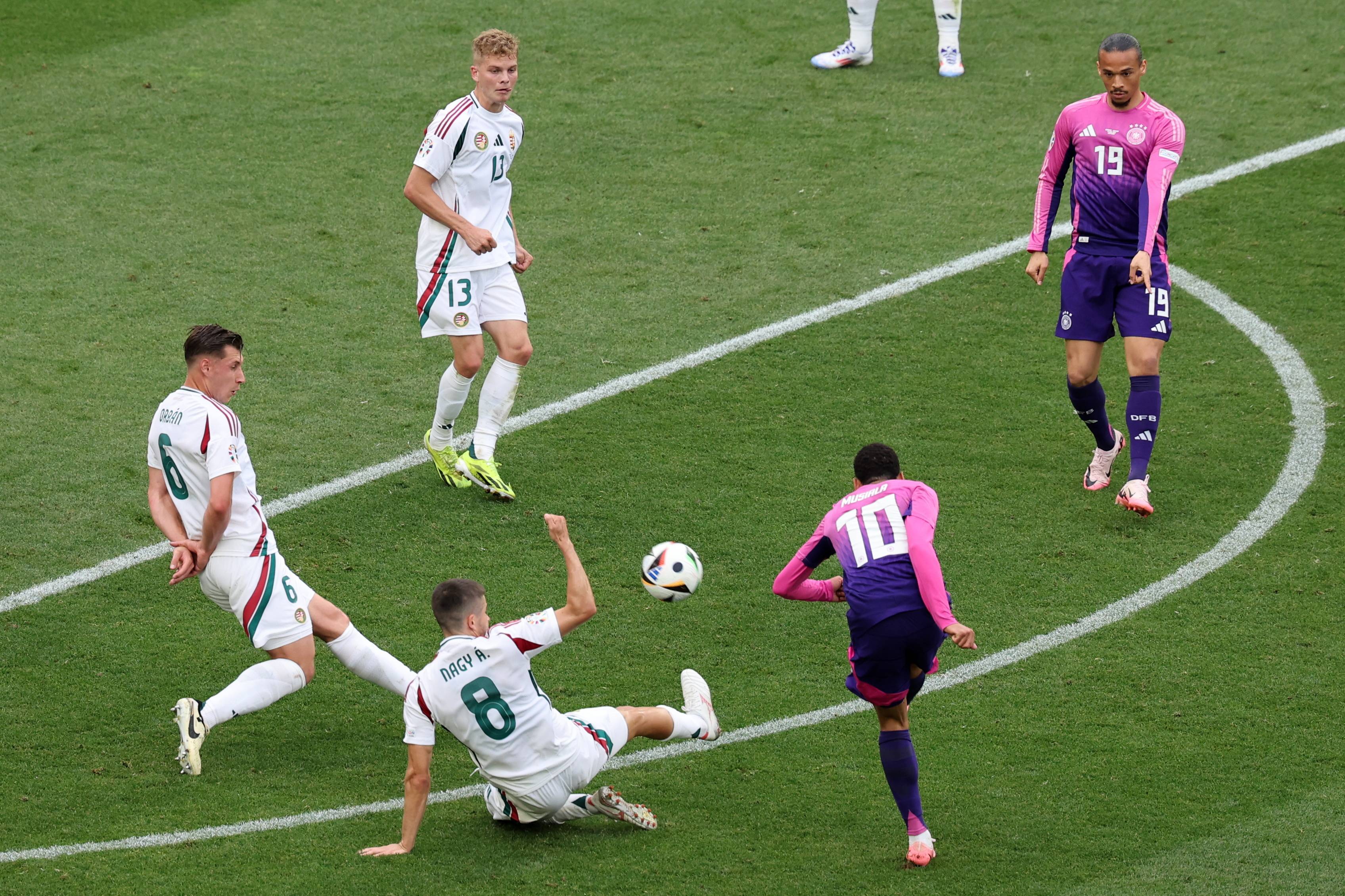 包含欧国联比赛预演现场：球队斗志高涨步步进攻的词条