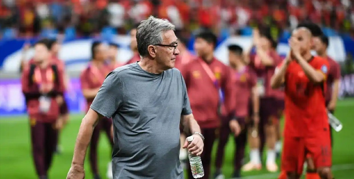 关于AC米兰连续三场比赛失利，主帅面临批评的信息